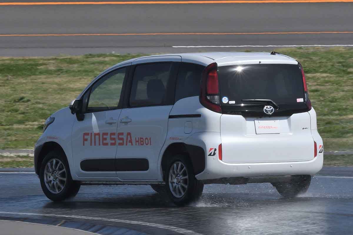 ブリヂストンの新タイヤ「フィネッサHB01」を装着したトヨタ「シエンタ」でウエット路をテスト