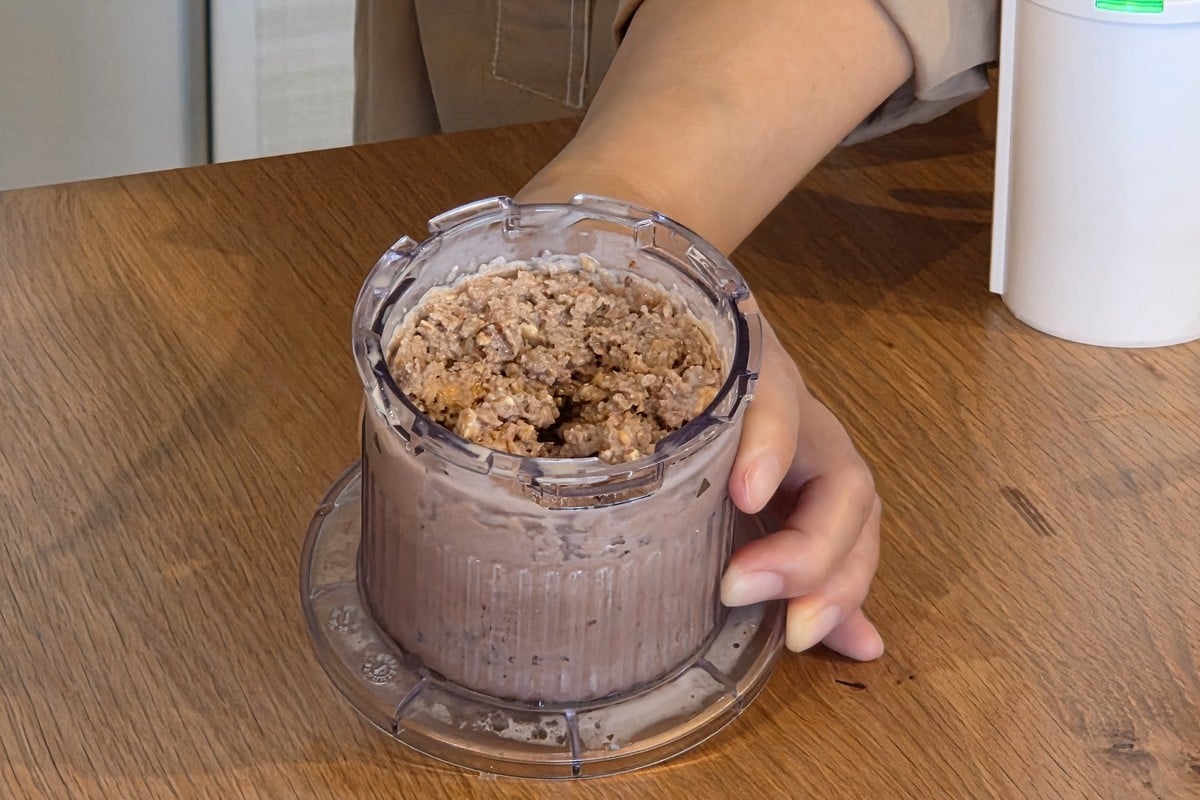 チョコレートベースにナッツを加えるミックスインの実演シーン。ベースを作って終わりではなく、そこから自分好みに“もうひと味”加えられるのがICE-FD10Jらしさだ