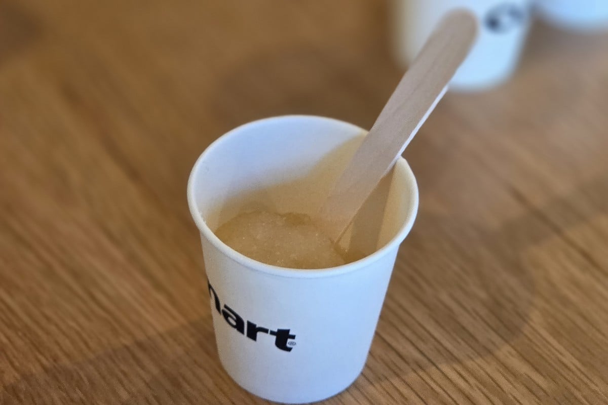 紙カップに盛られたスラッシー系のアップルソルト
