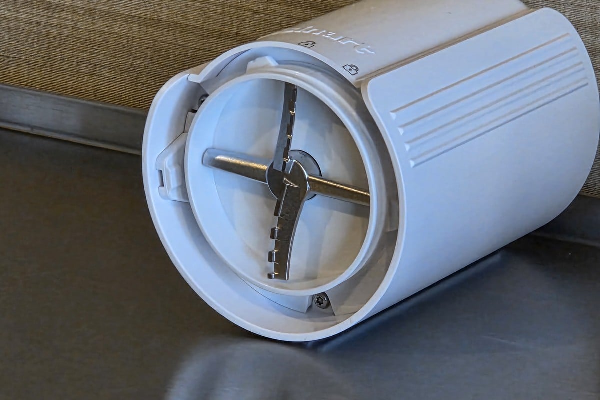 本体内部の攪拌刃を見せたカット。硬く凍らせた材料をただ砕くのではなく、全体をほぐしながら仕上げていく構造であることが分かる