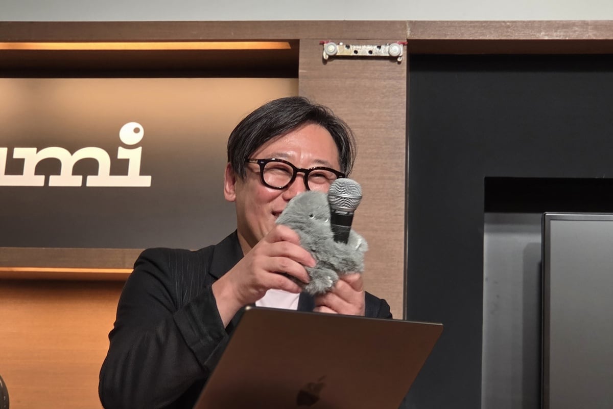 こちらをちらりと見返すだけで、ただのぬいぐるみが“存在”に変わる。mirumiの魅力は、ふわふわの質感以上に、この小さな目が引き出す感情の動きにある