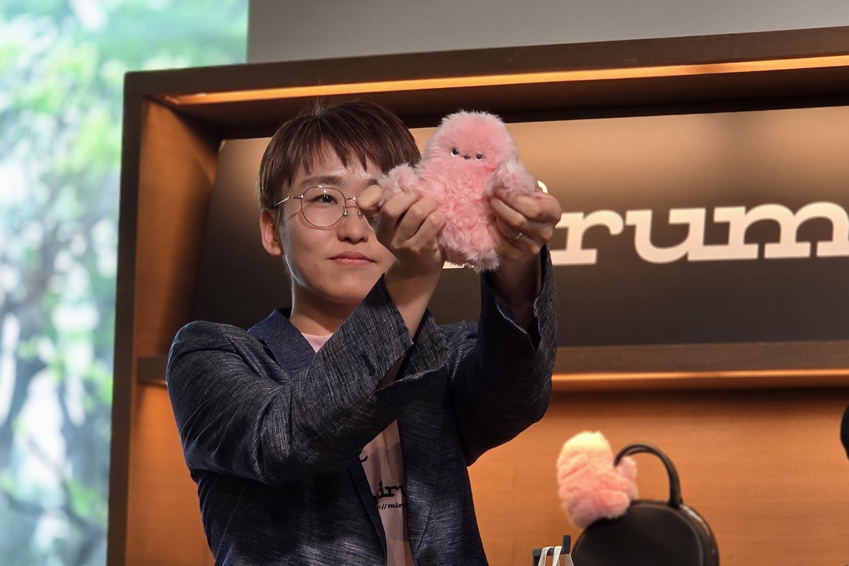 こちらをちらりと見返すだけで、ただのぬいぐるみが“存在”に変わる。mirumiの魅力は、ふわふわの質感以上に、この小さな目が引き出す感情の動きにある