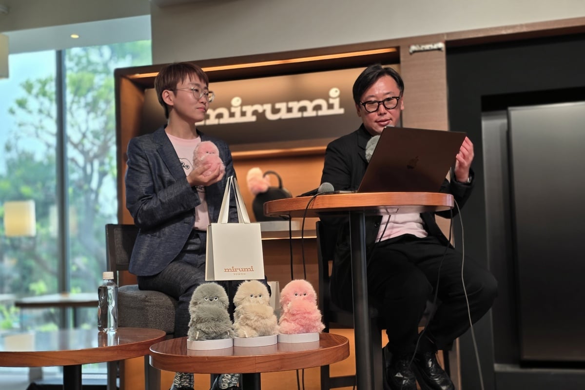 グレー、アイボリー、ピンクの3色を並べたmirumi。ふわふわした毛並みと黒い目の組み合わせが、それぞれ微妙に異なる表情を感じさせる