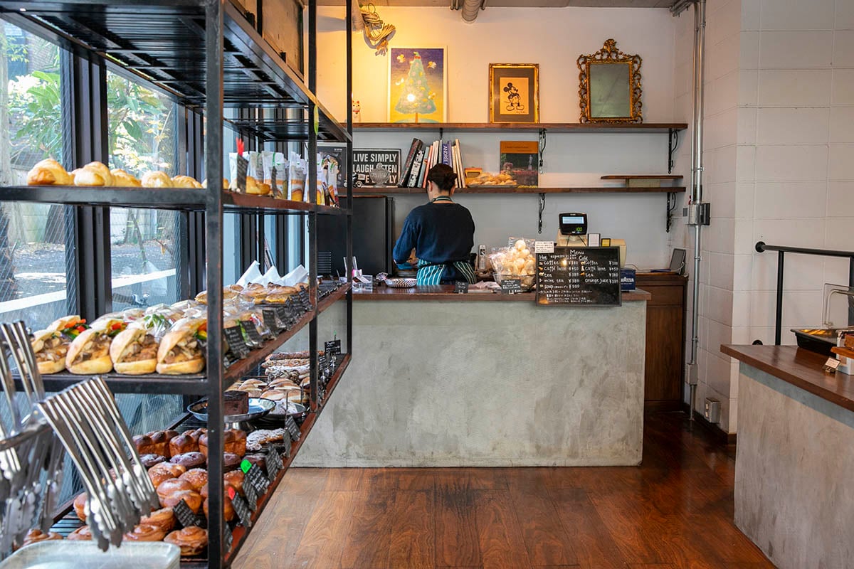 1階のパン販売フロア。ガラス張りの店内で、日中は暖かな日差しが入る