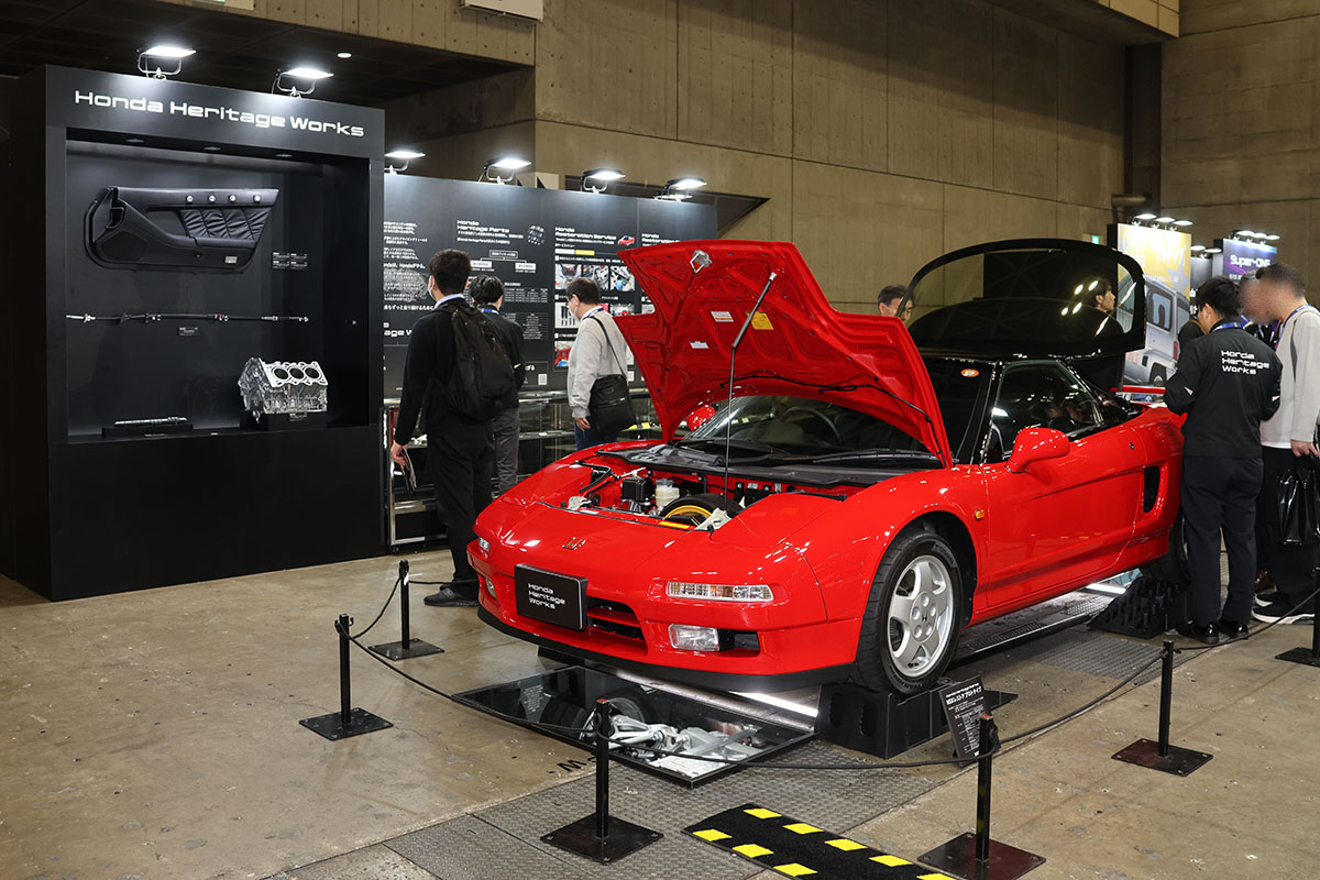 真っ赤なボディが美しいレストアされたホンダ初代「NSX」