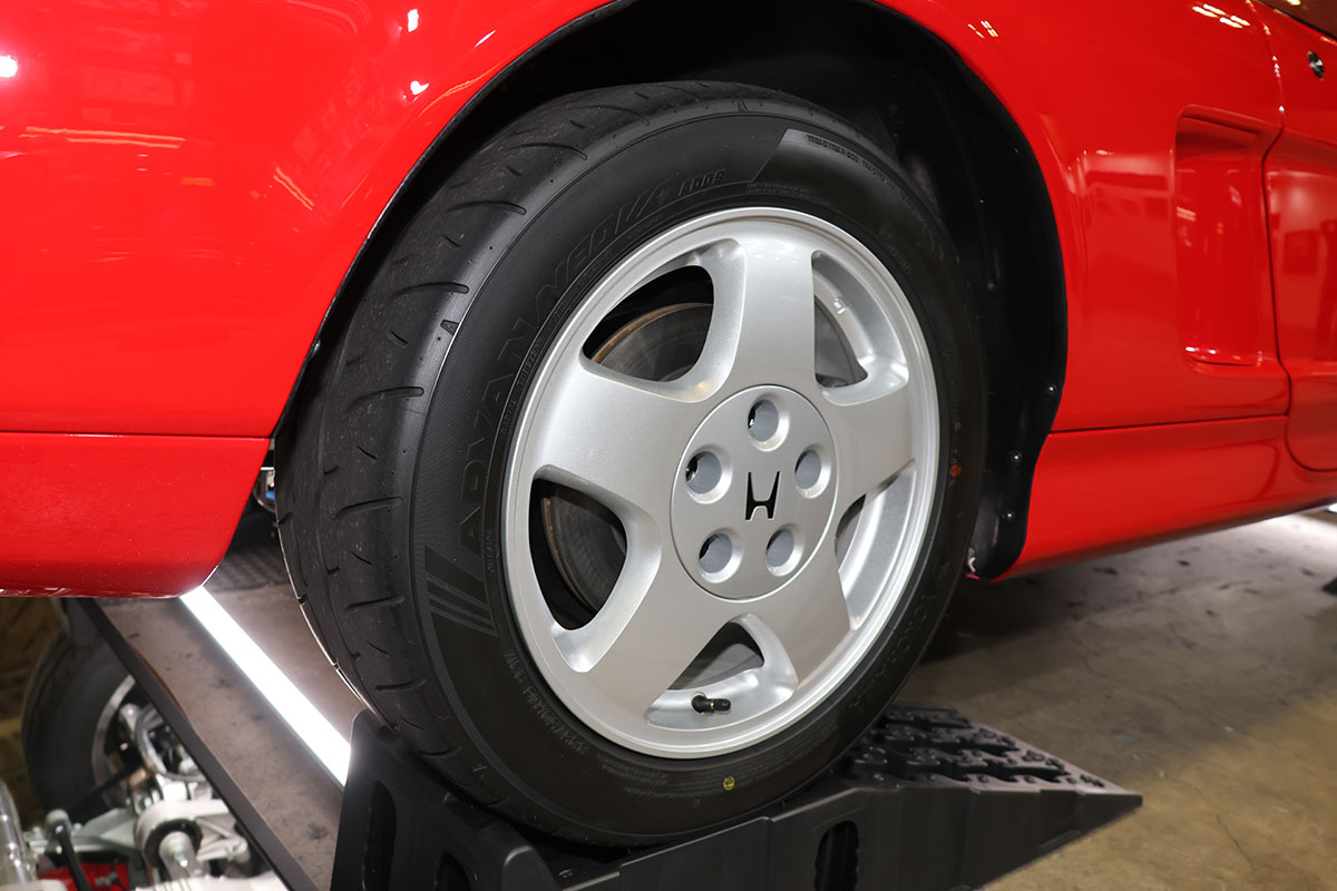 真っ赤なボディが美しいレストアされたホンダ初代「NSX」