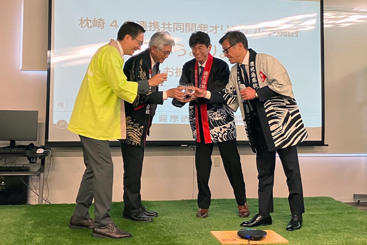 鹿児島空港で行われた、「そらより。」お披露目会の様子。左からソラシドエア社長の山岐真作氏、薩摩酒造社長の吉元義久氏、一般社団法人地域商社推進機構　代表理事の下竹重則氏、枕崎市長の前田祝成氏