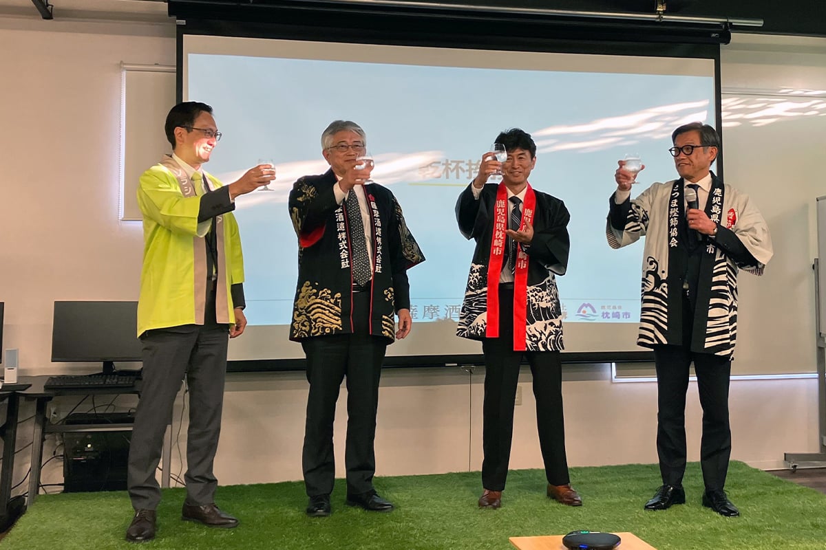 鹿児島空港で行われた、「そらより。」お披露目会の様子。左からソラシドエア社長の山岐真作氏、薩摩酒造社長の吉元義久氏、一般社団法人地域商社推進機構　代表理事の下竹重則氏、枕崎市長の前田祝成氏