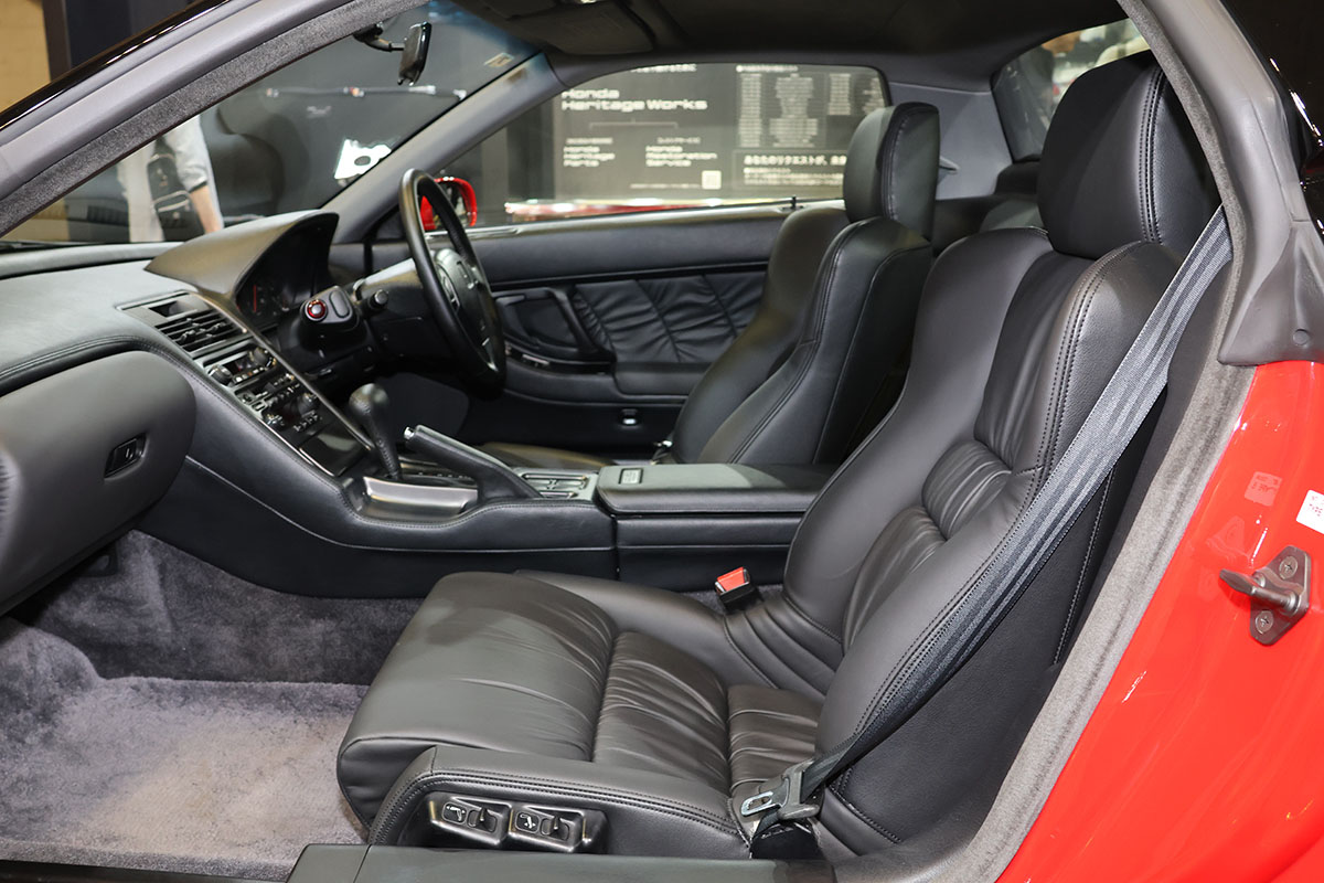 真っ赤なボディが美しいレストアされたホンダ初代「NSX」