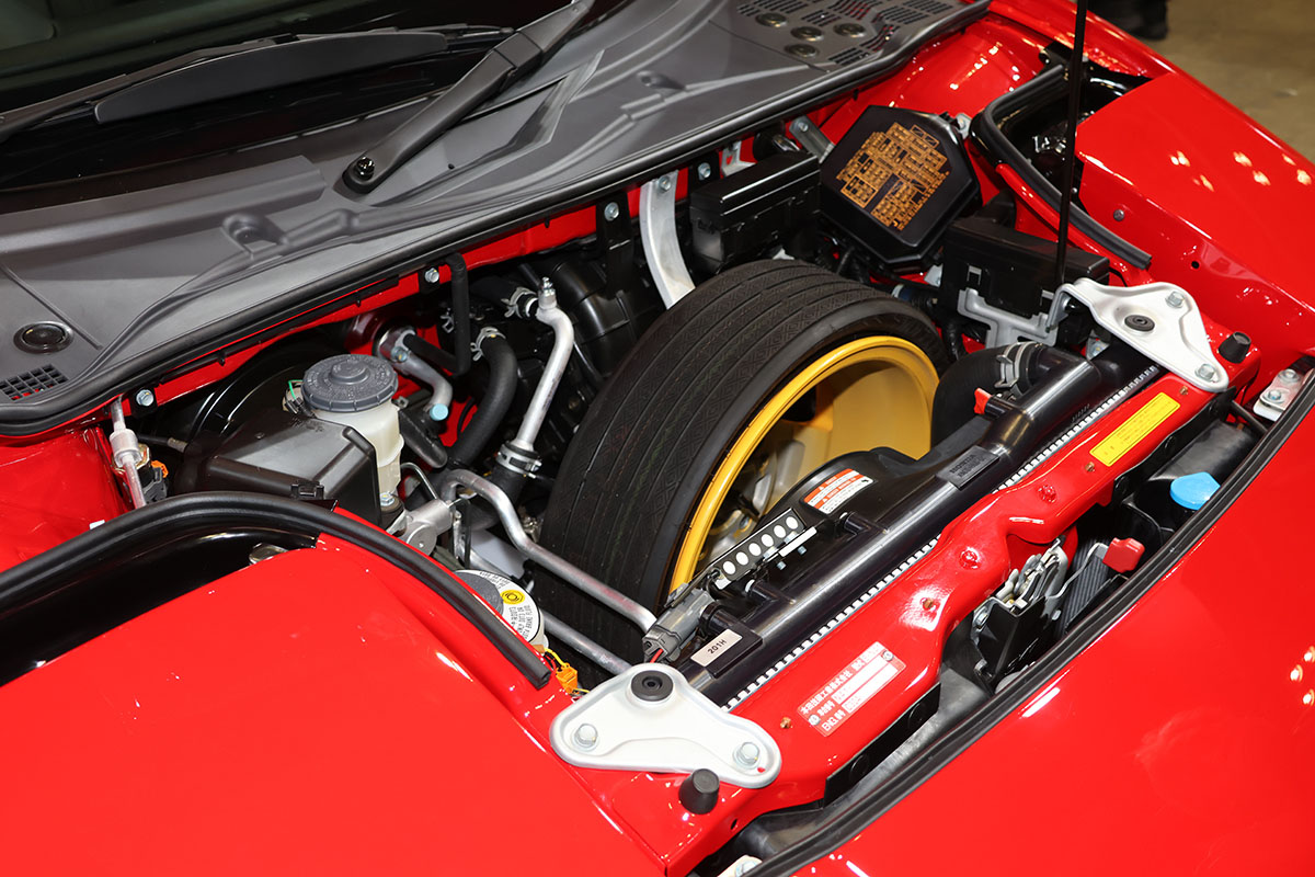 真っ赤なボディが美しいレストアされたホンダ初代「NSX」