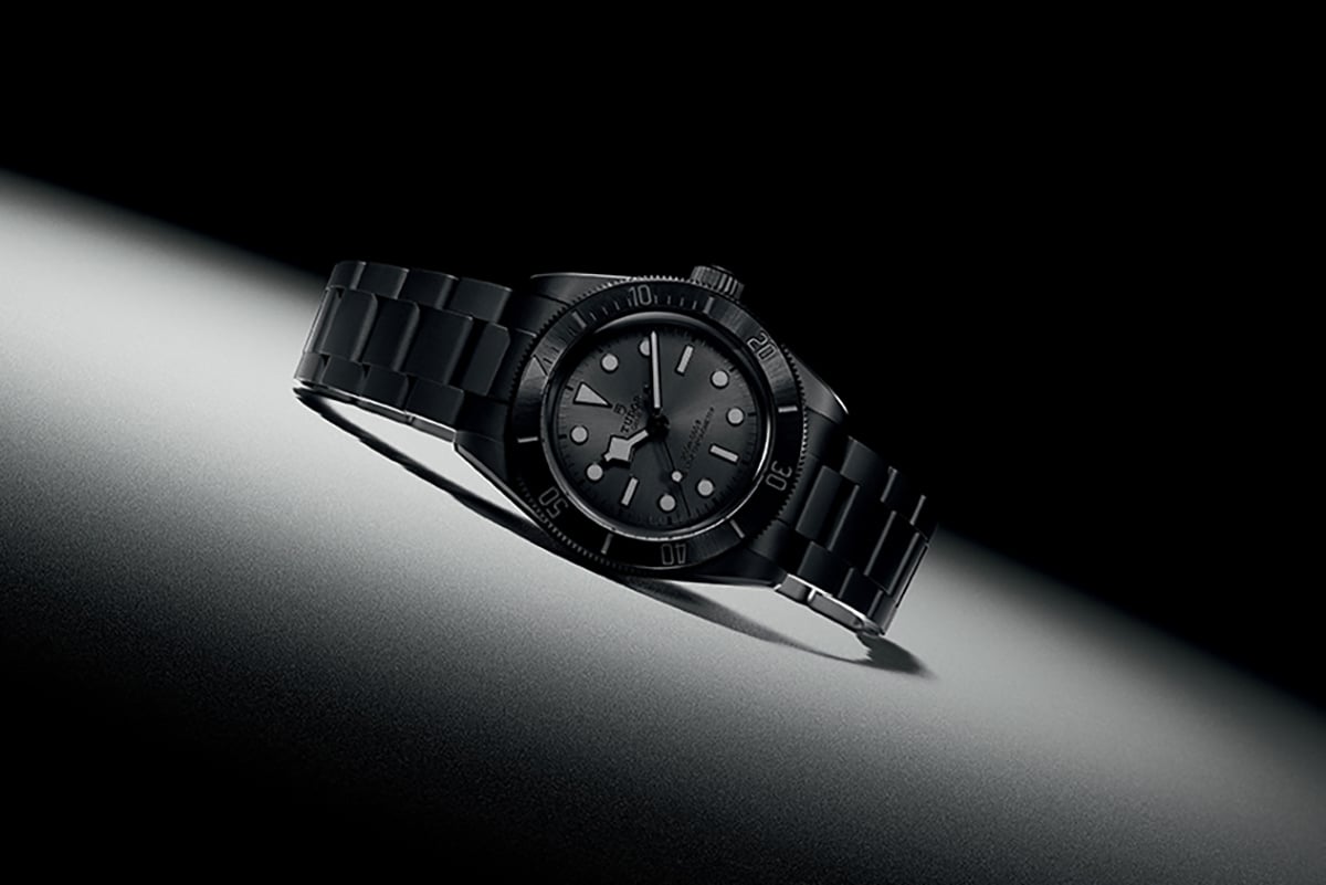 ベゼルのセラミックインサートにはダイヤルと同じくサンレイ仕上げを施して一体感を演出