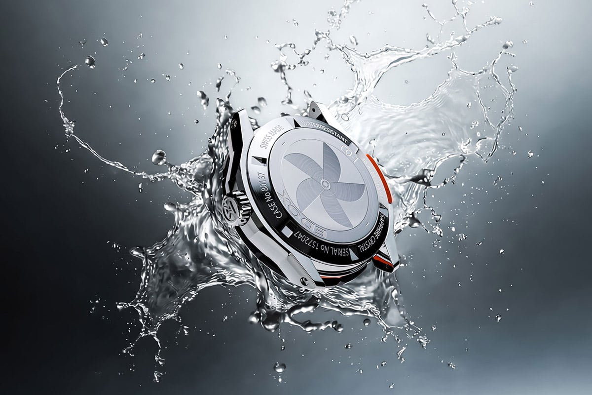 ケースバックに刻んだ刻印はパワーボートの力強い推進力を象徴するプロペラがモチーフ