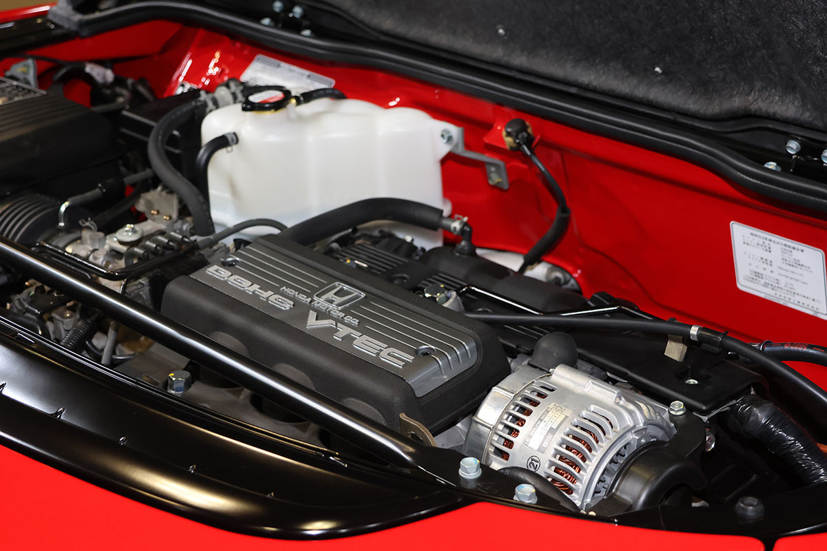 真っ赤なボディが美しいレストアされたホンダ初代「NSX」