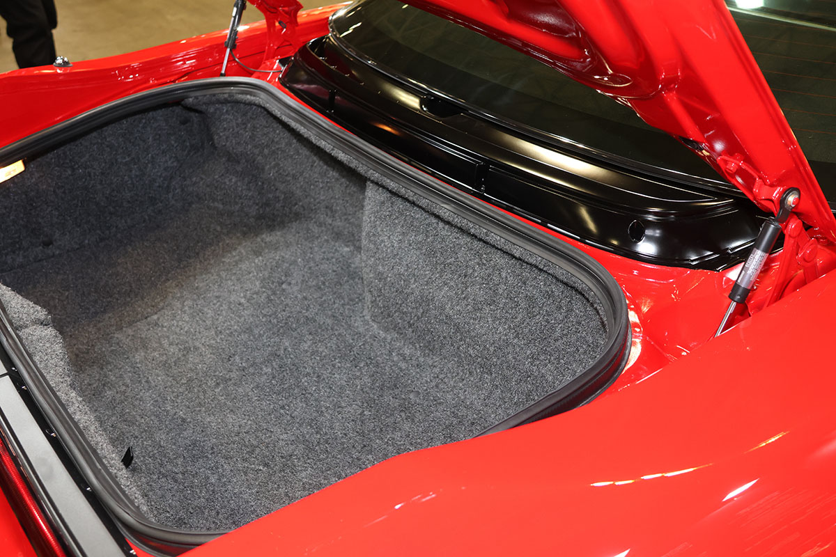 真っ赤なボディが美しいレストアされたホンダ初代「NSX」