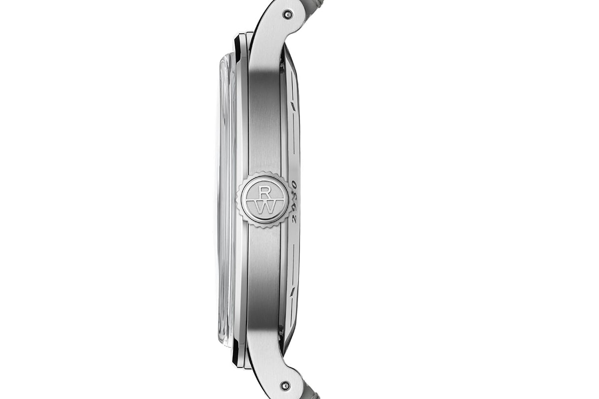 ケース厚は10.25mm。防水性は5気圧。