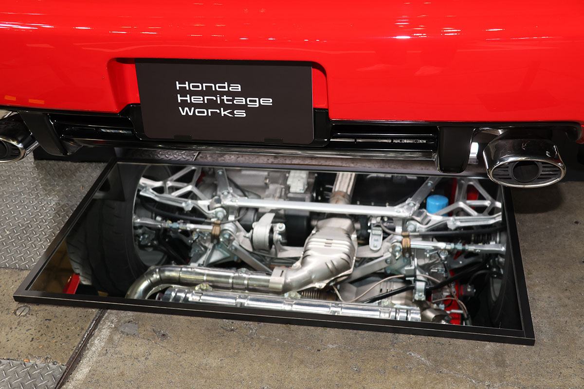 真っ赤なボディが美しいレストアされたホンダ初代「NSX」