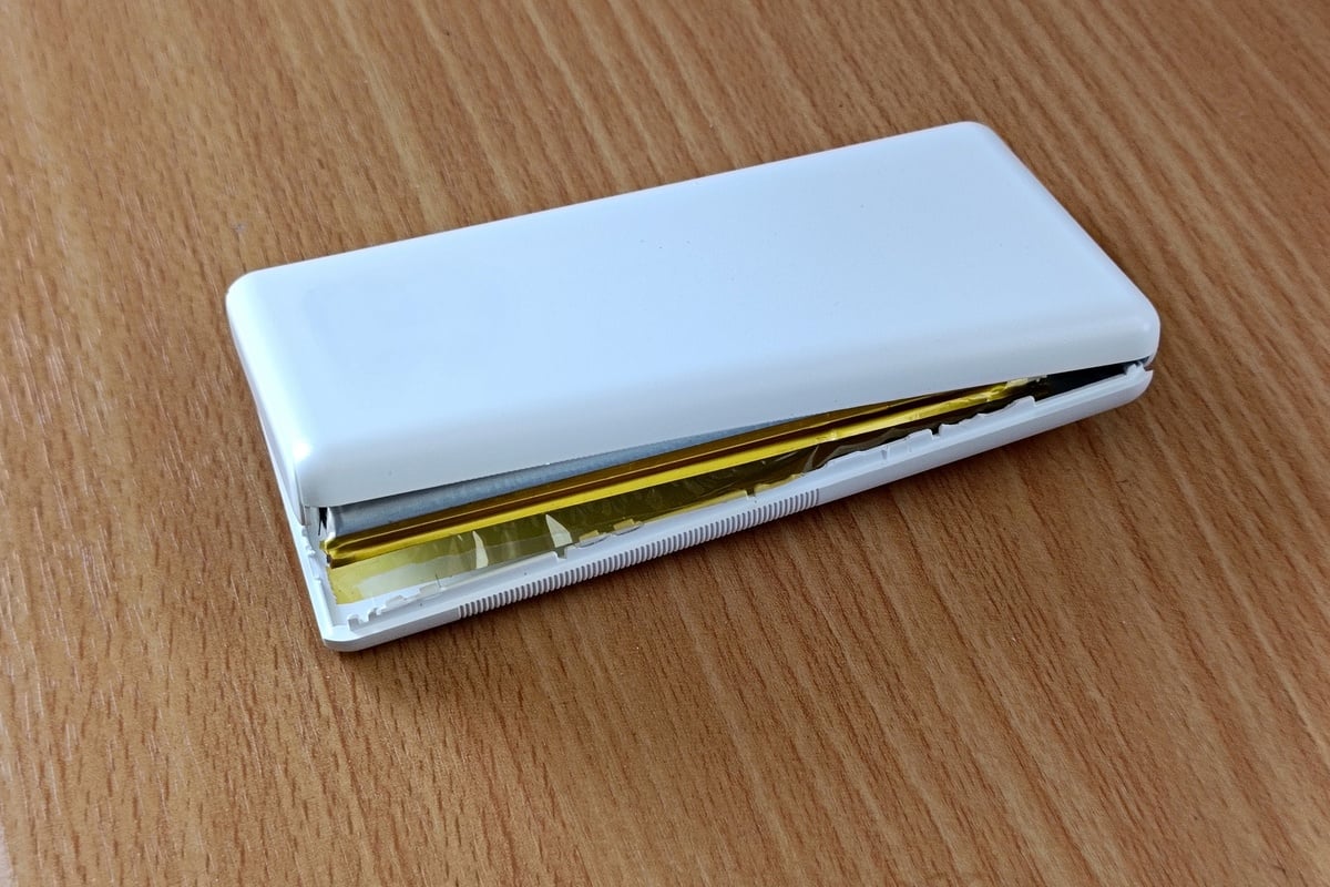 ケースが不自然に膨らんできたモバイルバッテリー