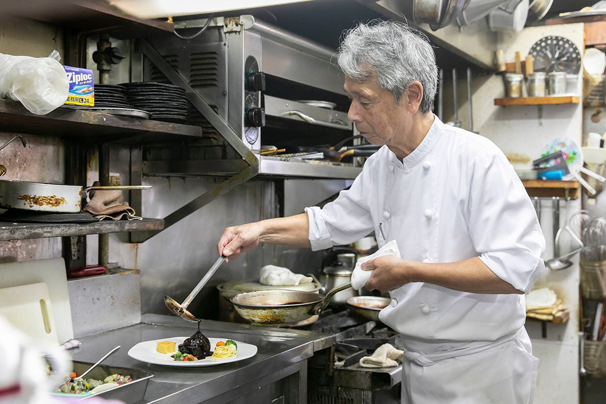 ハンバーグのソースは、寒い季節ならキノコのソースもおすすめですね。いろいろな種類を使っているんですよ（オーナーシェフの白石　功さん）