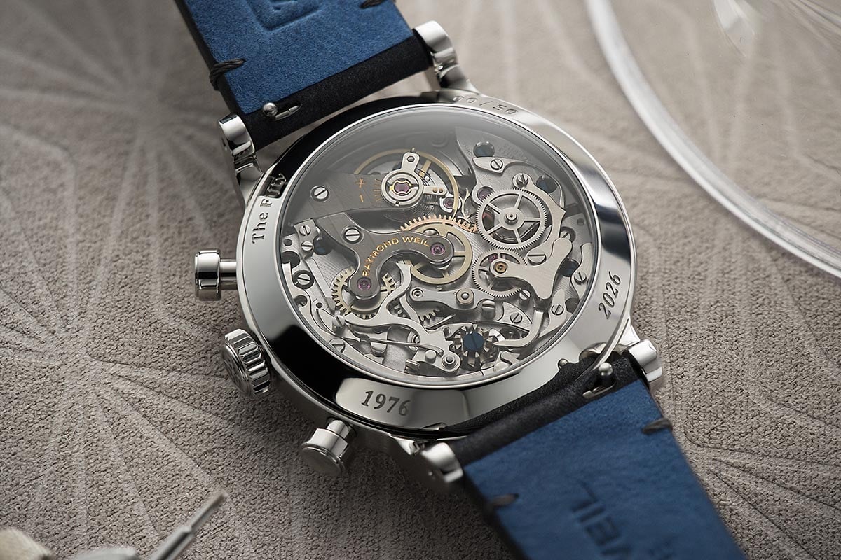 ストラップは工具不要で付け替え可能なインターチェンジャブル仕様。グレーのカーフレザーは、ライニングにさりげなくブルーの差し色をを得てアクセントに