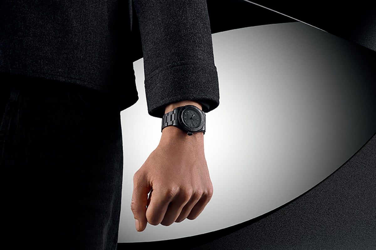 モードな装いから休日のラフなスタイルまで、さまざまなコーディネイトに合わせられるのがオールブラックモデルの強み