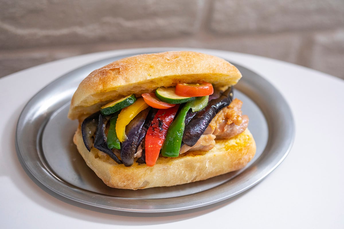 プーレ カレー プロヴァンサル720円。パプリカやナスの色合いが鮮やかなボリューミーサンド