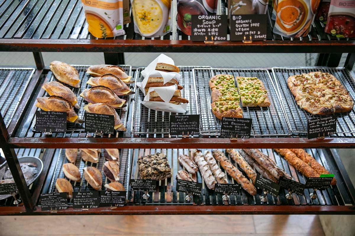 軽い焦げ目がいい感じのツナチェダー、ロースハムとゴーダチーズ、各500円。下の段にはあんこたっぷりのあんバター320円も！