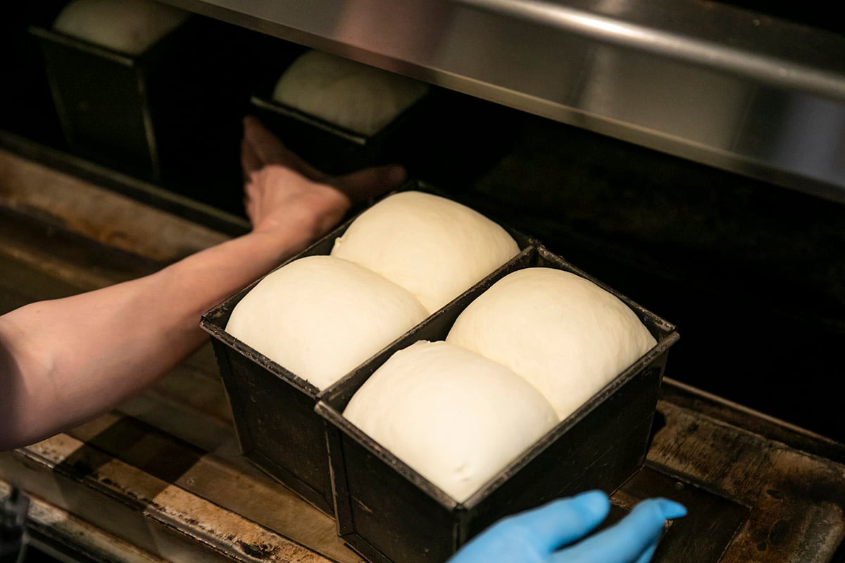 ふっくらと発酵した生地をオーブンへ