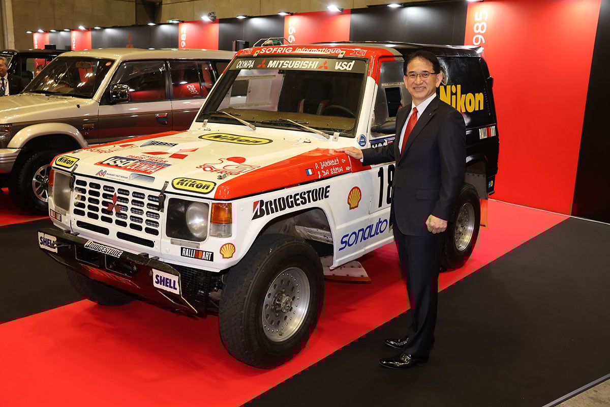 三菱自動車工業の代表執行役社長 兼 COOである岸浦恵介さんと1985年の「ダカールラリー」優勝車
