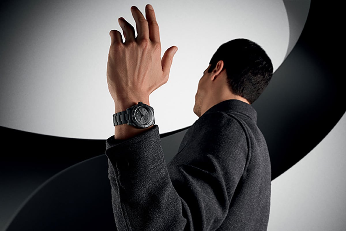 モードな装いから休日のラフなスタイルまで、さまざまなコーディネイトに合わせられるのがオールブラックモデルの強み