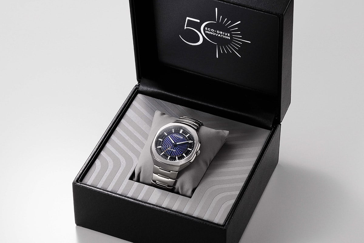 専用ボックス入り。50周年記念ロゴがプリントされている