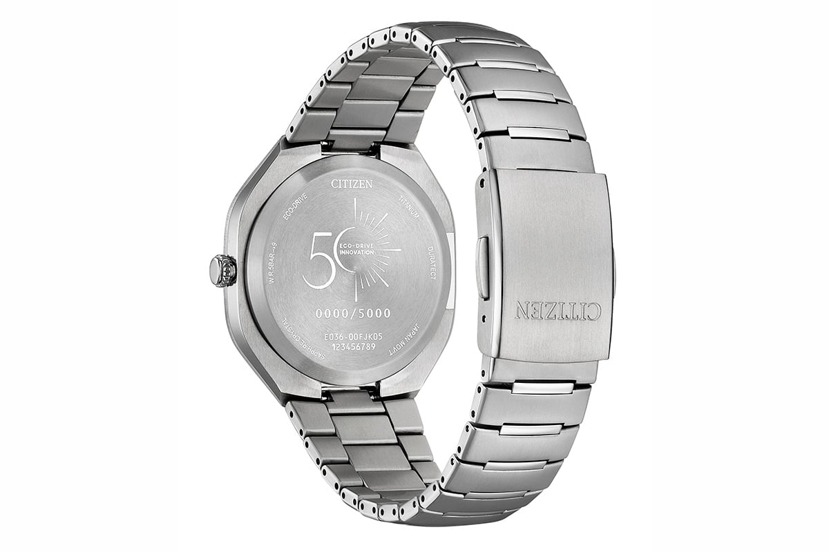 ケースとバンドの素材はシチズン独自のスーパーチタニウム。表面硬化技術による高い耐傷性を備える