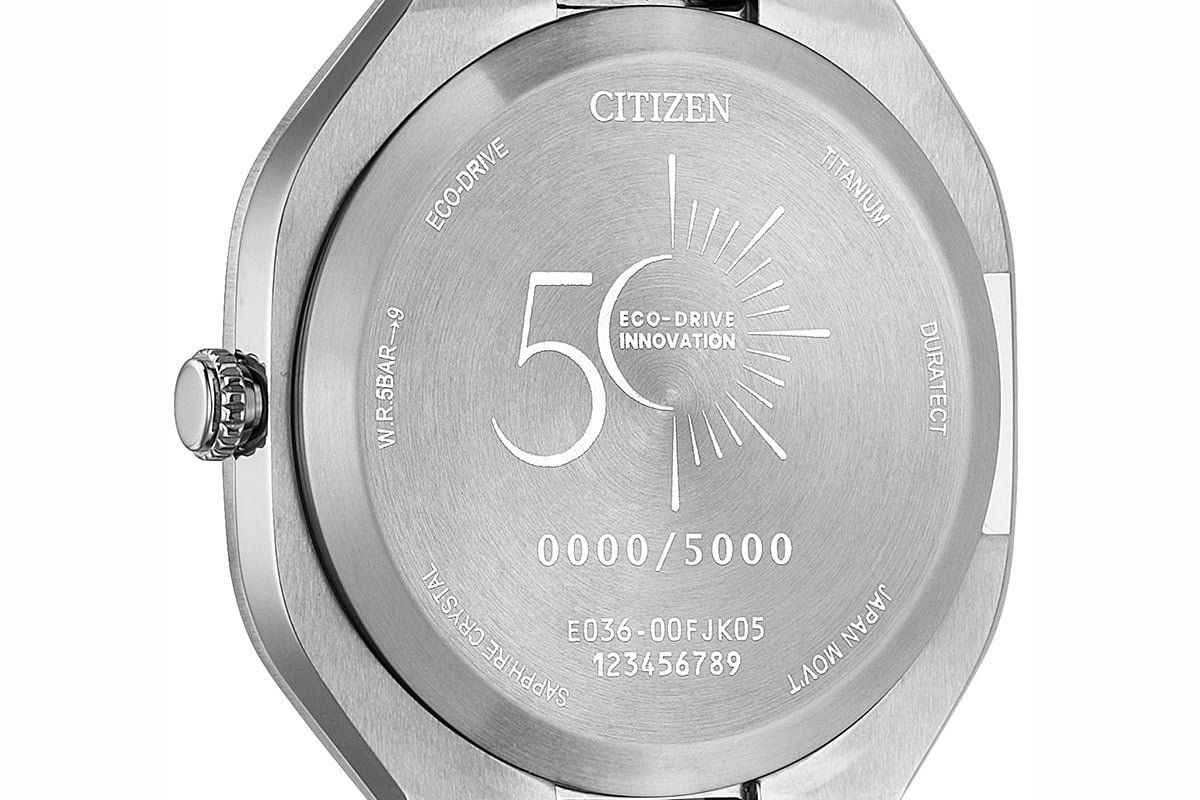 ケースバックにもエコ・ドライブ50周年ロゴとリミテッドエディションナンバーが刻まれる