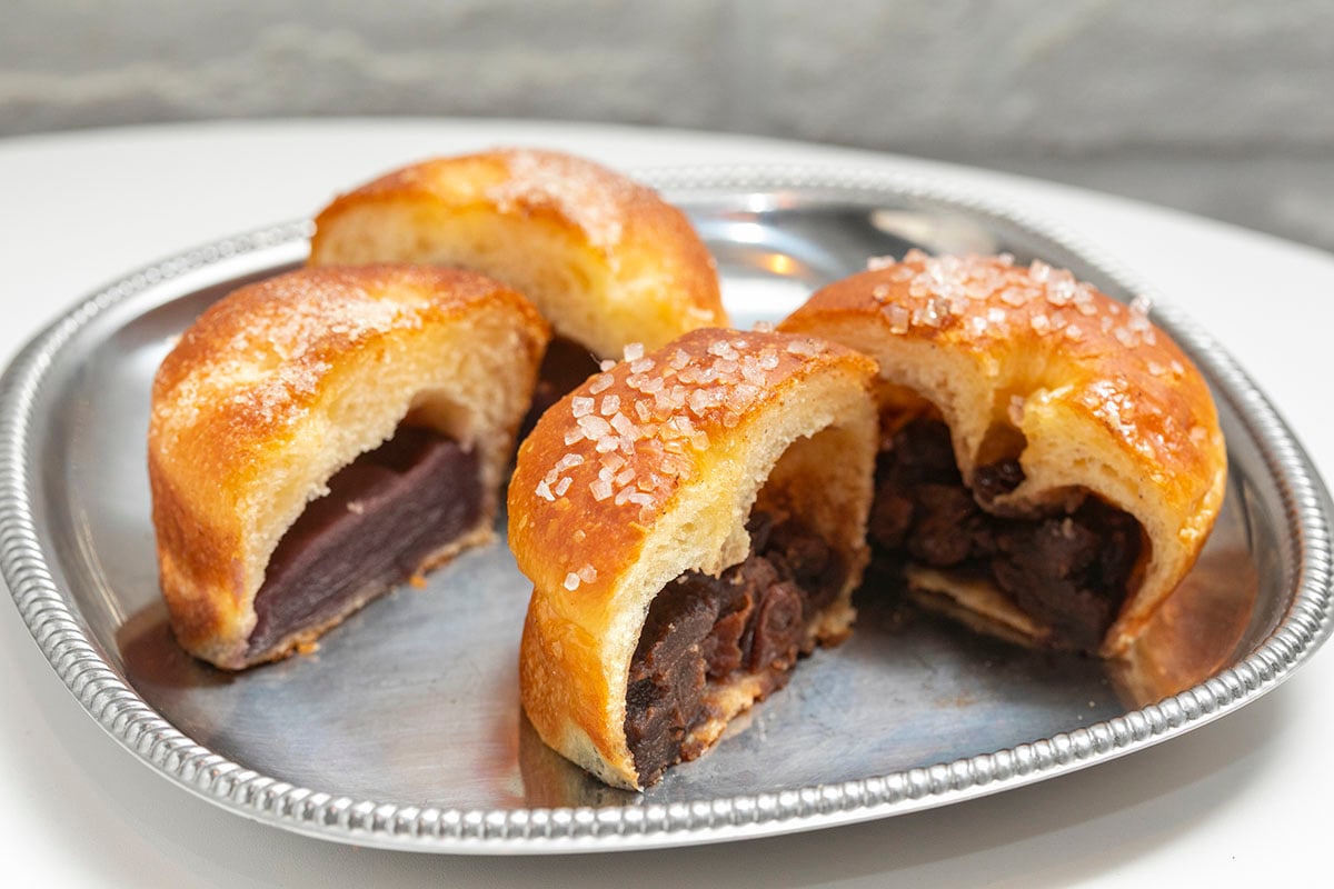 こしあんの「ブリオッシュあんパン」（左）と、黒糖ラムレーズンあん（右）