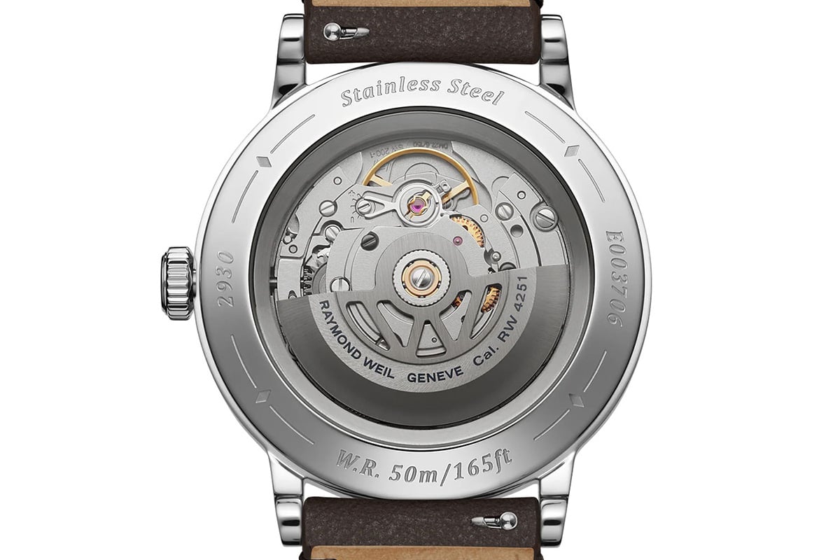 いずれのカラーもシースルーバック仕様。自動巻 RW4251ムーブメントを鑑賞できる。