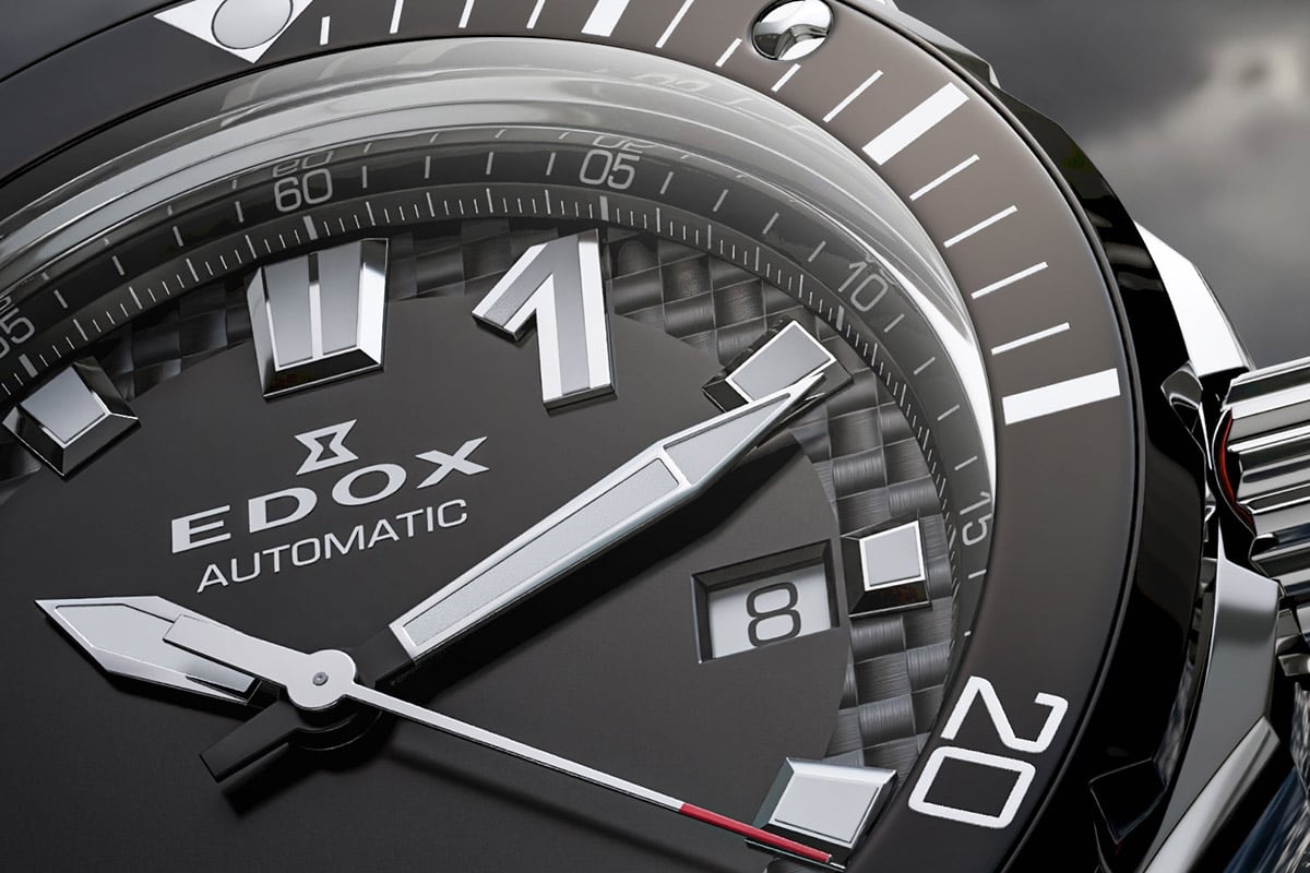 力強く大きなアワーマーカーが確かな視認性を約束。「1」のみアラビア数字を用いたインデックスは勝利を希求するボートレースの精神を象徴している