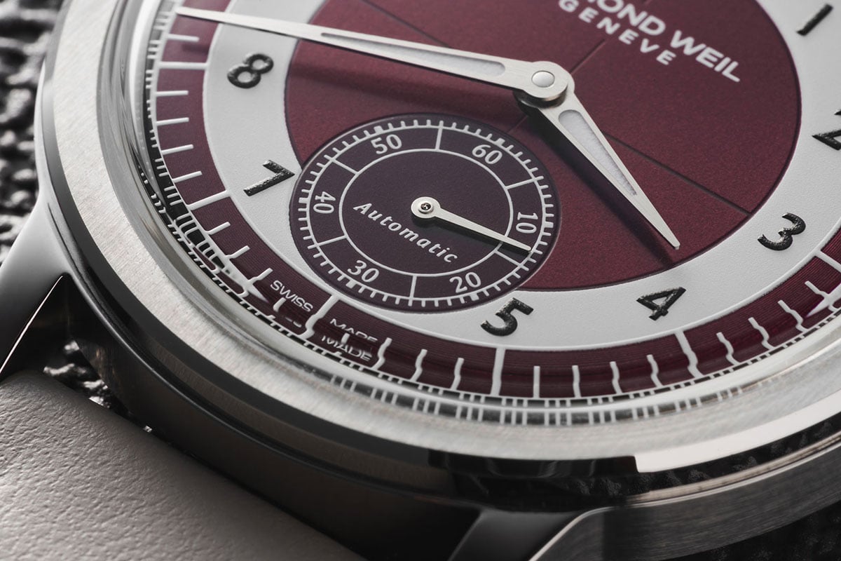 気品あるレッドグレープ×ホワイトのカラー（2930-STC-05450）。分針の先端には曲げ加工も施されている。