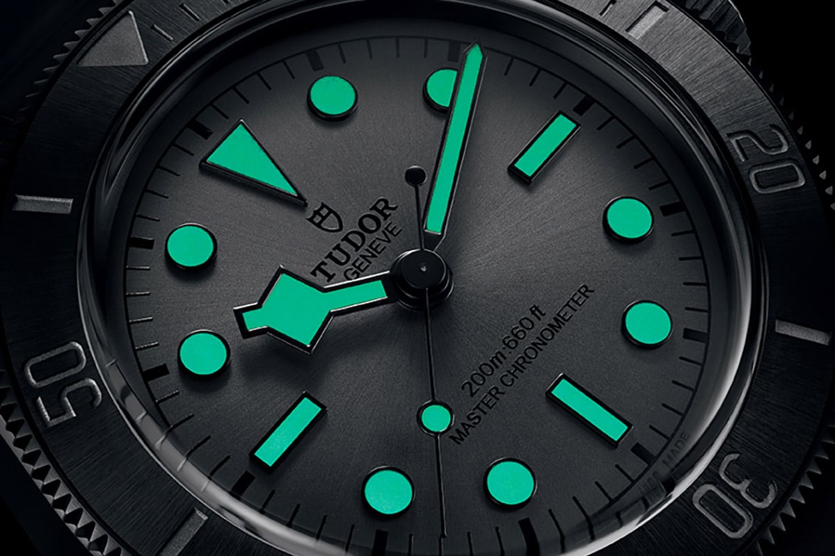 セラミックのマットな質感に合わせて、ダイヤルもツヤを抑えたサンレイサテン仕上げを採用。蓄光素材をあしらった針とアワーマーカーは暗所で緑色の光を放つ