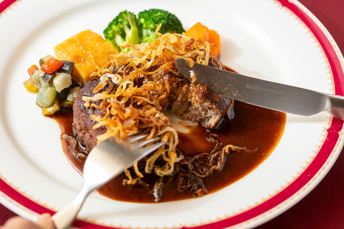 ハンバーグのむっちりした食感に、カリッと上がったフライドオニオンが絶妙なバランス