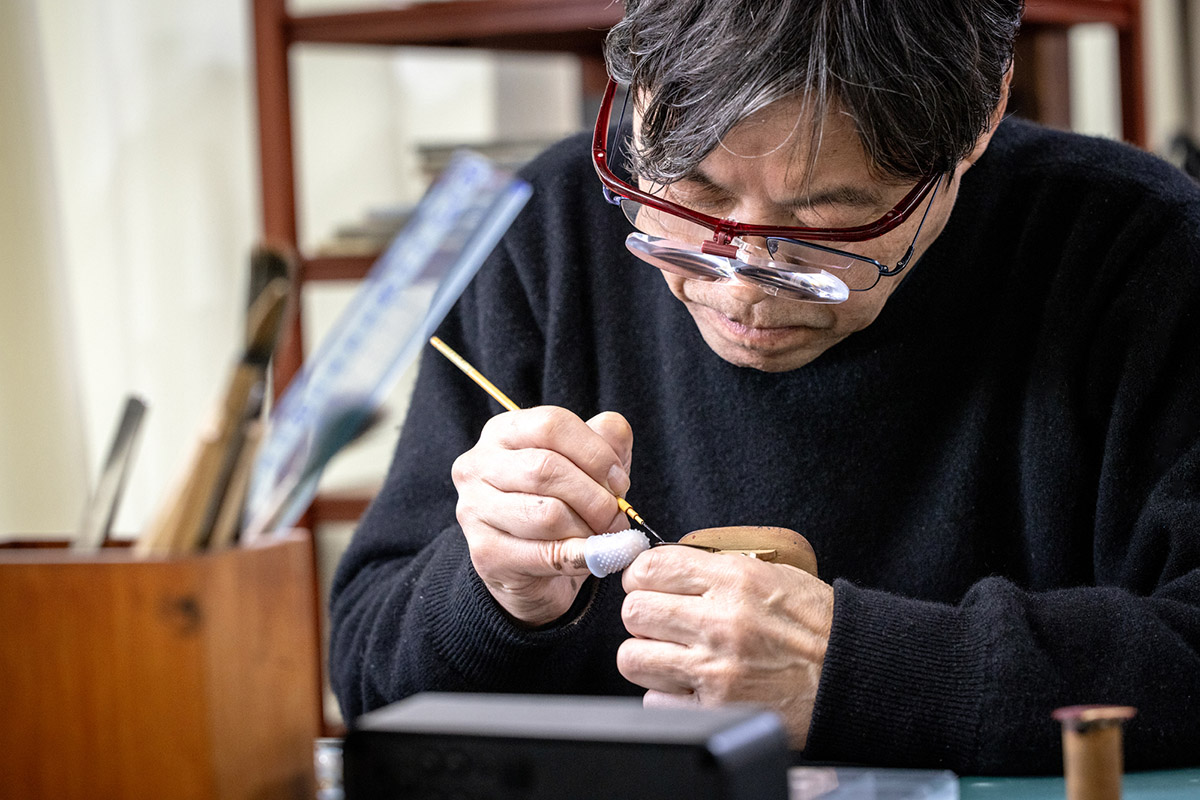 蒔絵を描くのは漆芸家・箱瀬淳一氏。精緻を極めた描画で鳳凰が鮮やかに描かれる。