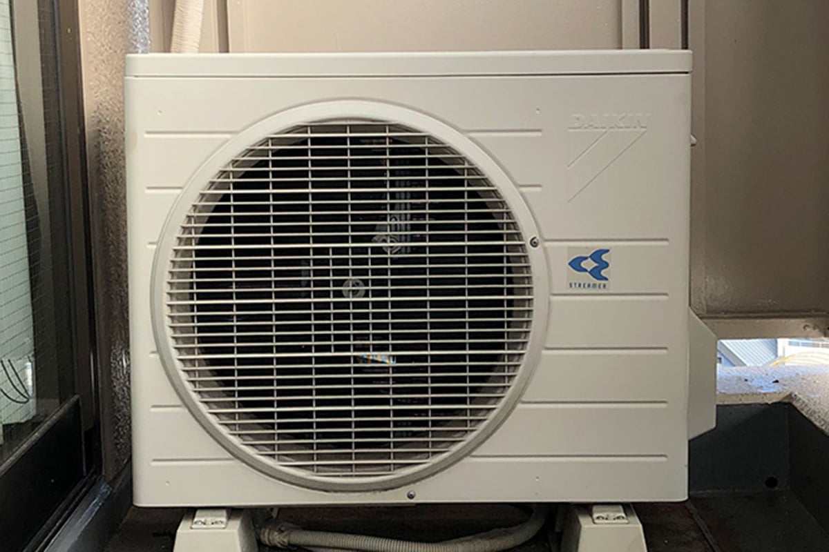 試運転で見落としがちなのが室外機。室内機だけでなく、外で働くユニットの異音や異常にも必ず目を向けたい