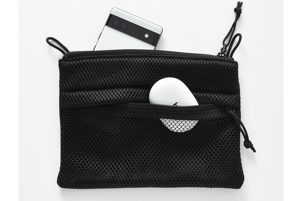 メインコンパートメントには着脱可能なメッシュポーチを装備