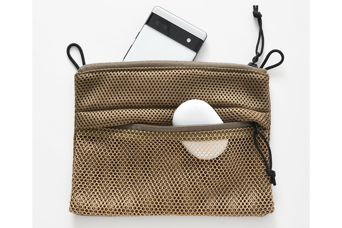 メインコンパートメントには着脱可能なメッシュポーチを装備