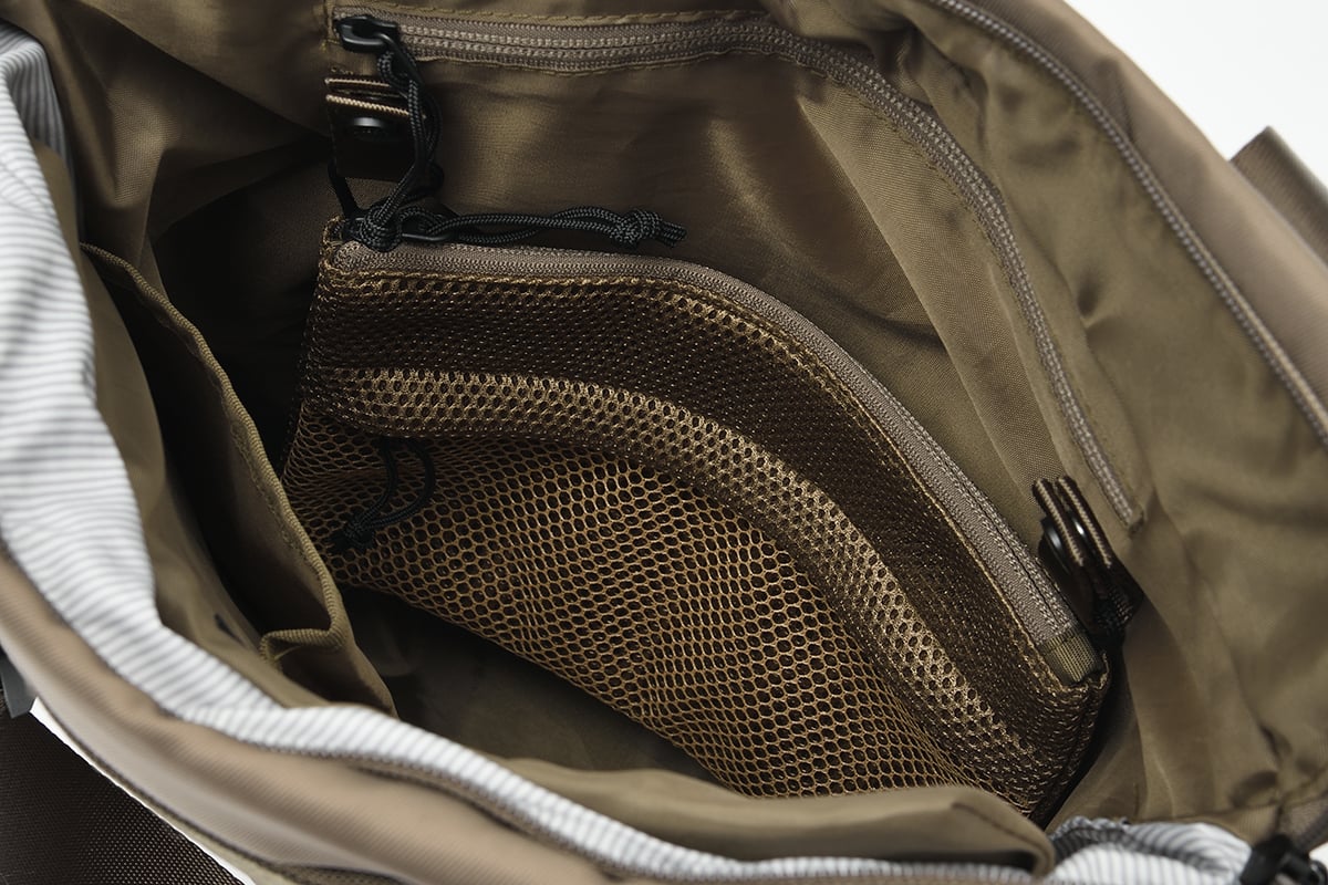 メインコンパートメントには着脱可能なメッシュポーチを装備