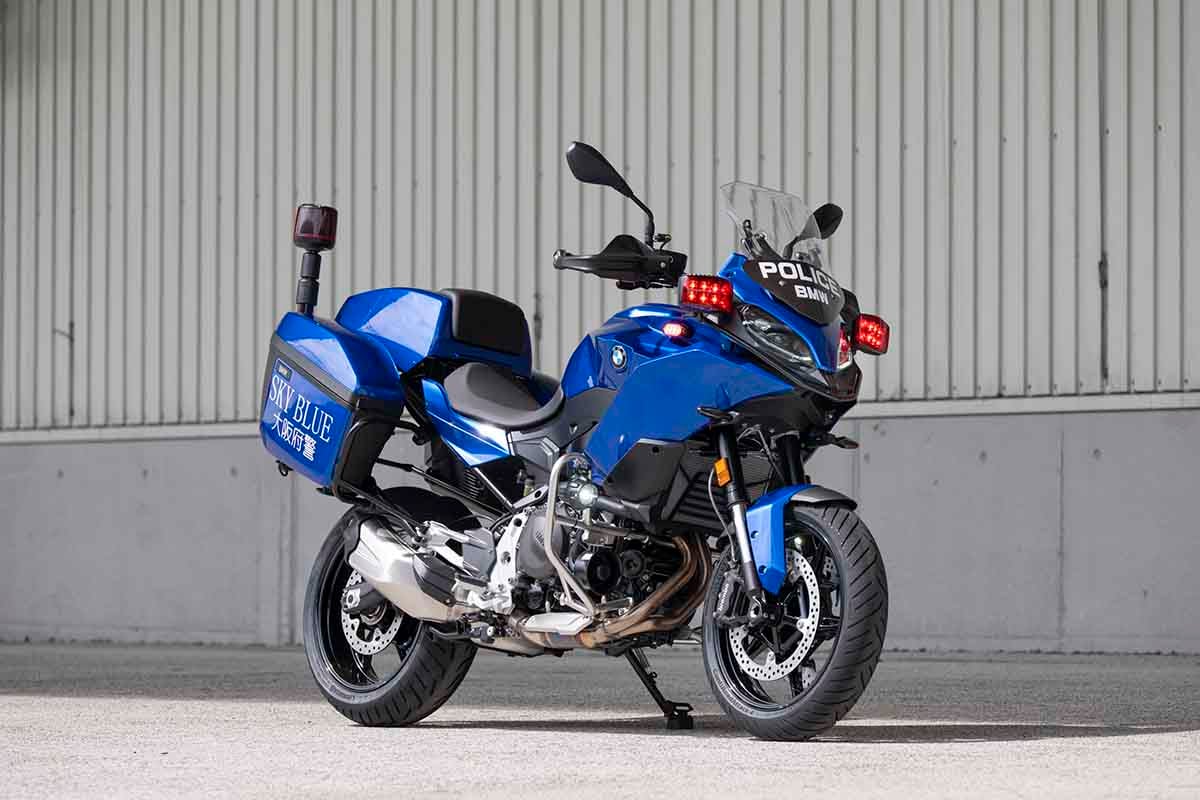 スカイブルー隊専用のパトロールバイクとして大阪府警に納入されたBMWモトラッド「F900XR」