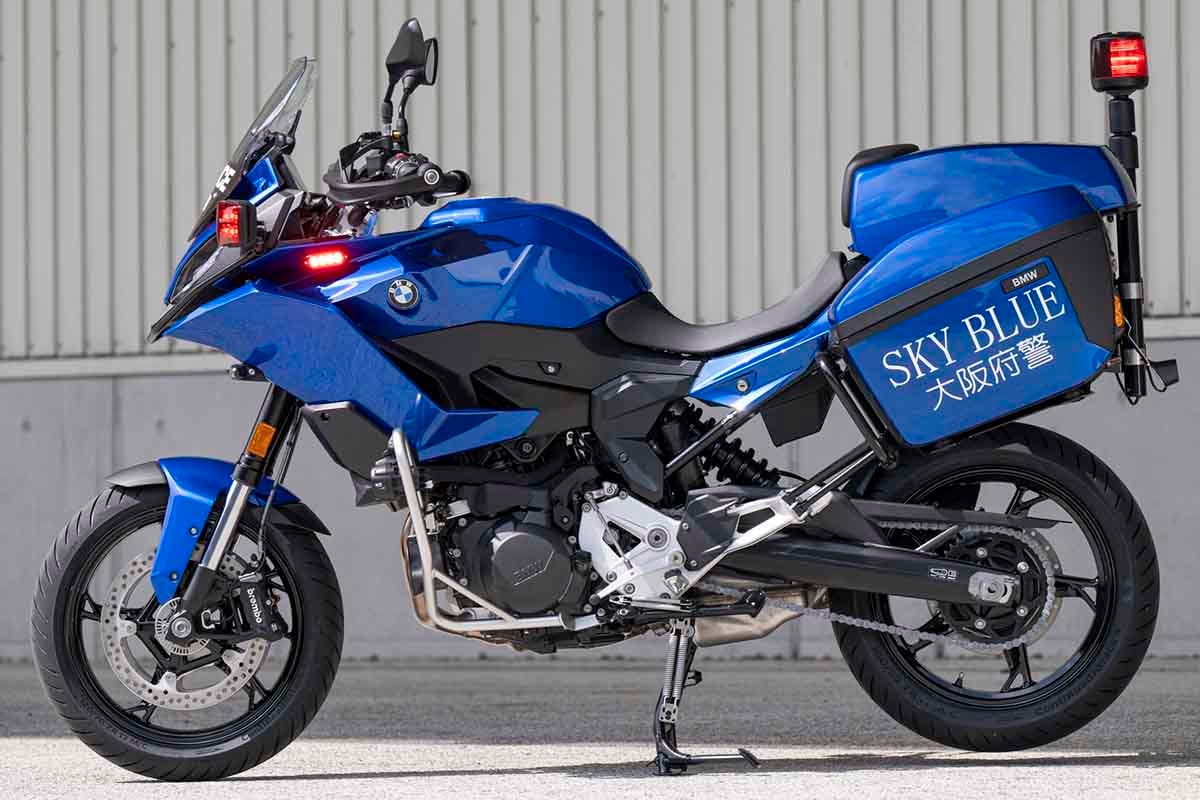 スカイブルー隊専用のパトロールバイクとして大阪府警に納入されたBMWモトラッド「F900XR」