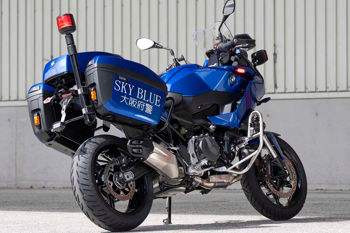 スカイブルー隊専用のパトロールバイクとして大阪府警に納入されたBMWモトラッド「F900XR」