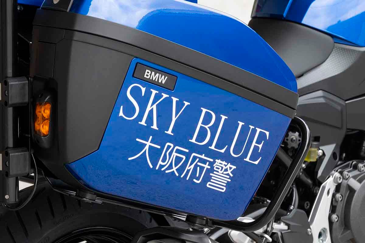 スカイブルー隊専用のパトロールバイクとして大阪府警に納入されたBMWモトラッド「F900XR」