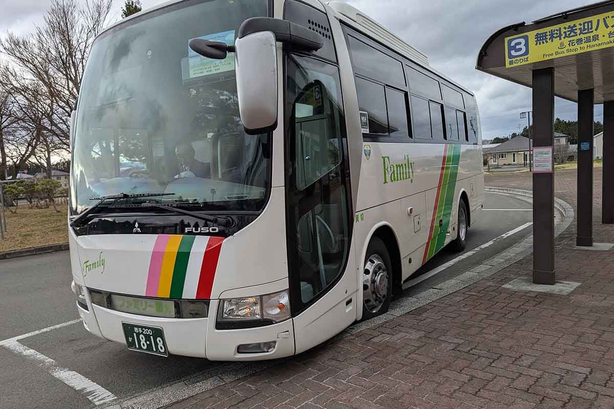 巻温泉郷には新花巻駅や花巻駅から、宿泊者を対象にした送迎シャトルバスが運行されている（要予約）
