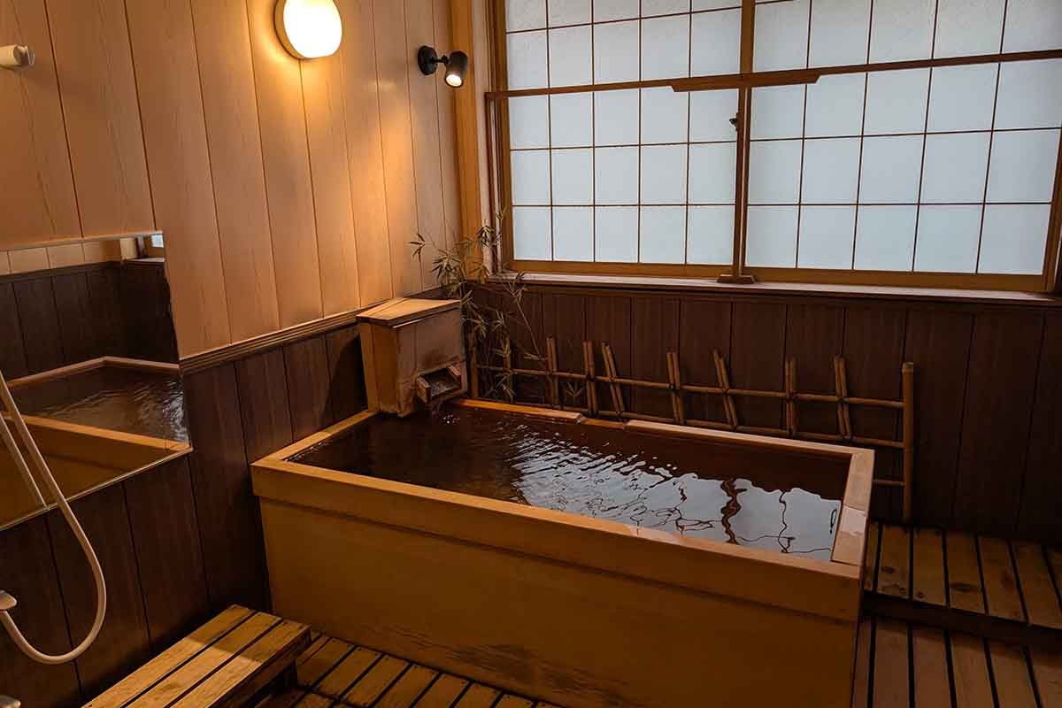 台温泉松田屋旅館、特別室「葉山」には部屋に檜風呂がある。源泉かけ流しの温泉だ