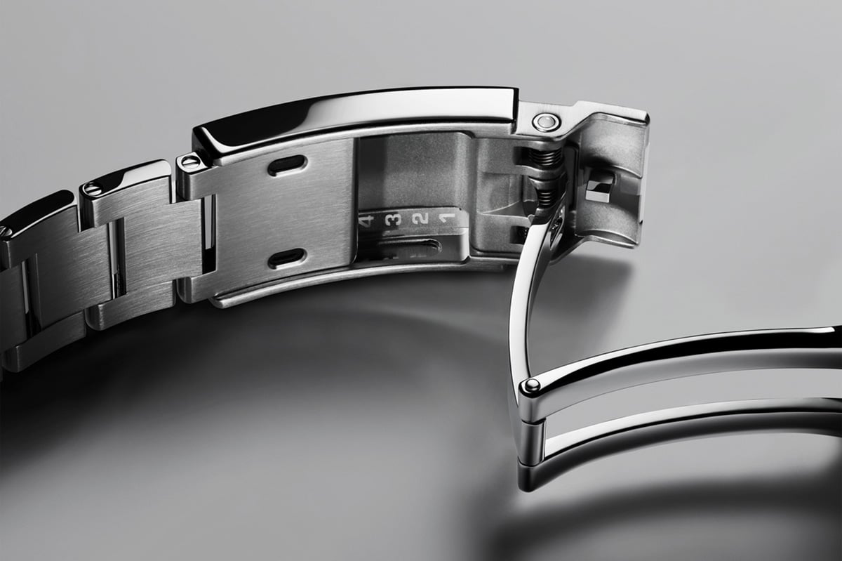 ステンレススチールモデルに採用される新登場のフォールディングバックル「ZENCLASP」。開発には3年もの歳月を費やしたという。